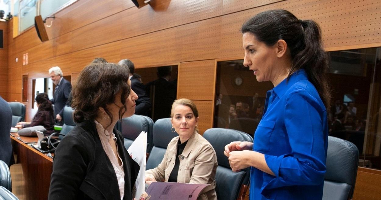 Ayuso conversa con Rocío Monasterio en la Asamblea de Madrid