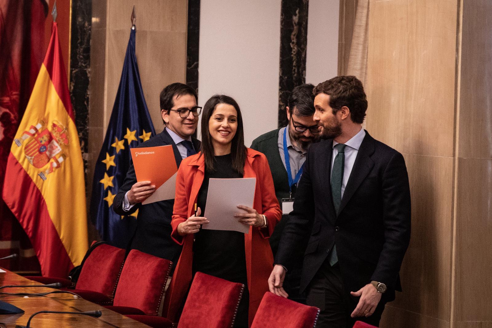 Casado y Arrimadas se reúnen en el Congreso para debatir la posibilidad de confluir en una misma candidatura en las elecciones de Galicia, País Vasco y Cataluña