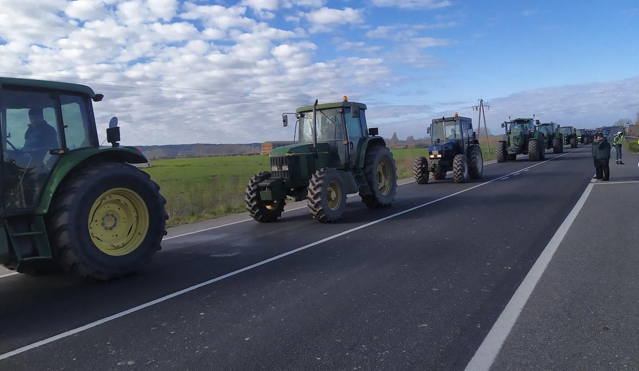 Tractores en la protesta de hoy en Extremadura. EP