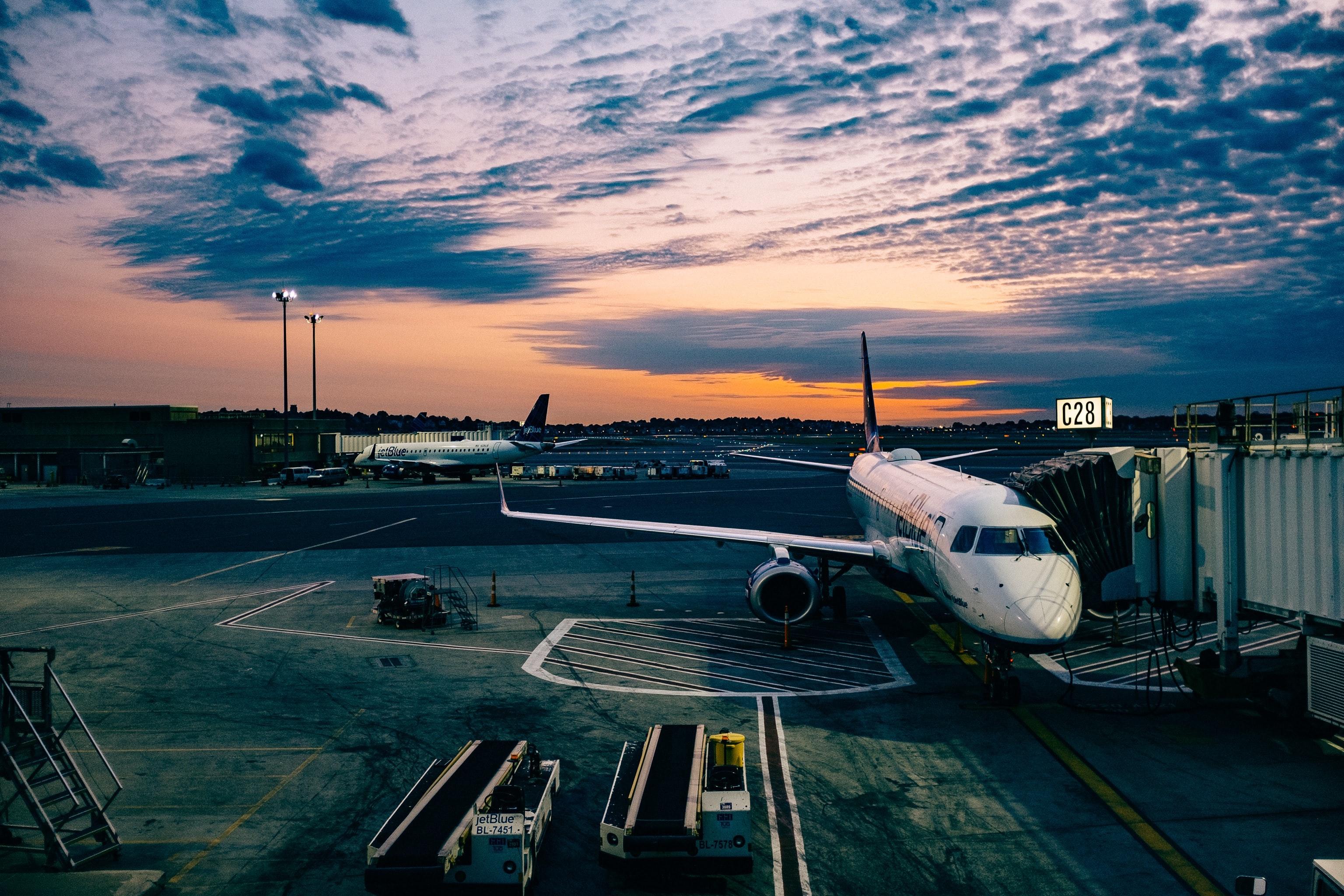 Un avión listo para embarcar en un aeropuerto. Ashim Silva para Unsplash