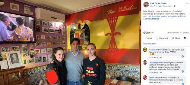 El torero Fran Rivera posa en el Bar franquista Casa Eladio