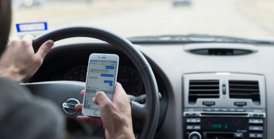 Una persona usa el móvil mientras está al volante. Fuente: Pixabay