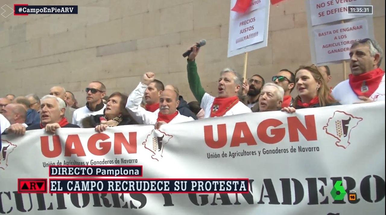 Los agricultores y ganaderos de Pamplona al inicio de su manifestación