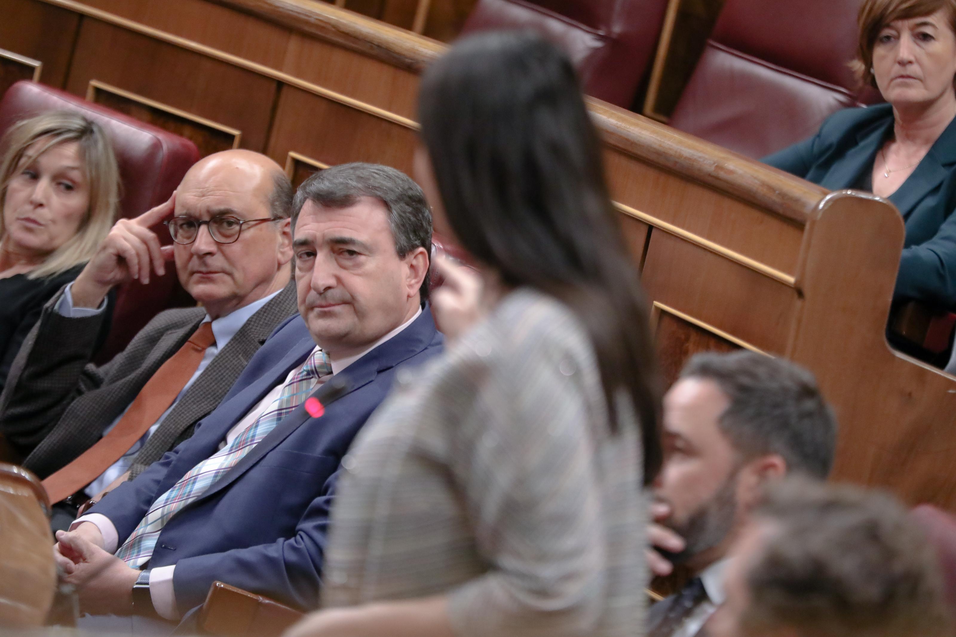 EuropaPress / La secretaria general de Vox en el Congreso Macarena Olona (1d) responde al portavoz del PNV en el Congreso Aitor Esteban (3i) en referencia a la tragedia del vertedero de Zaldibar (País V