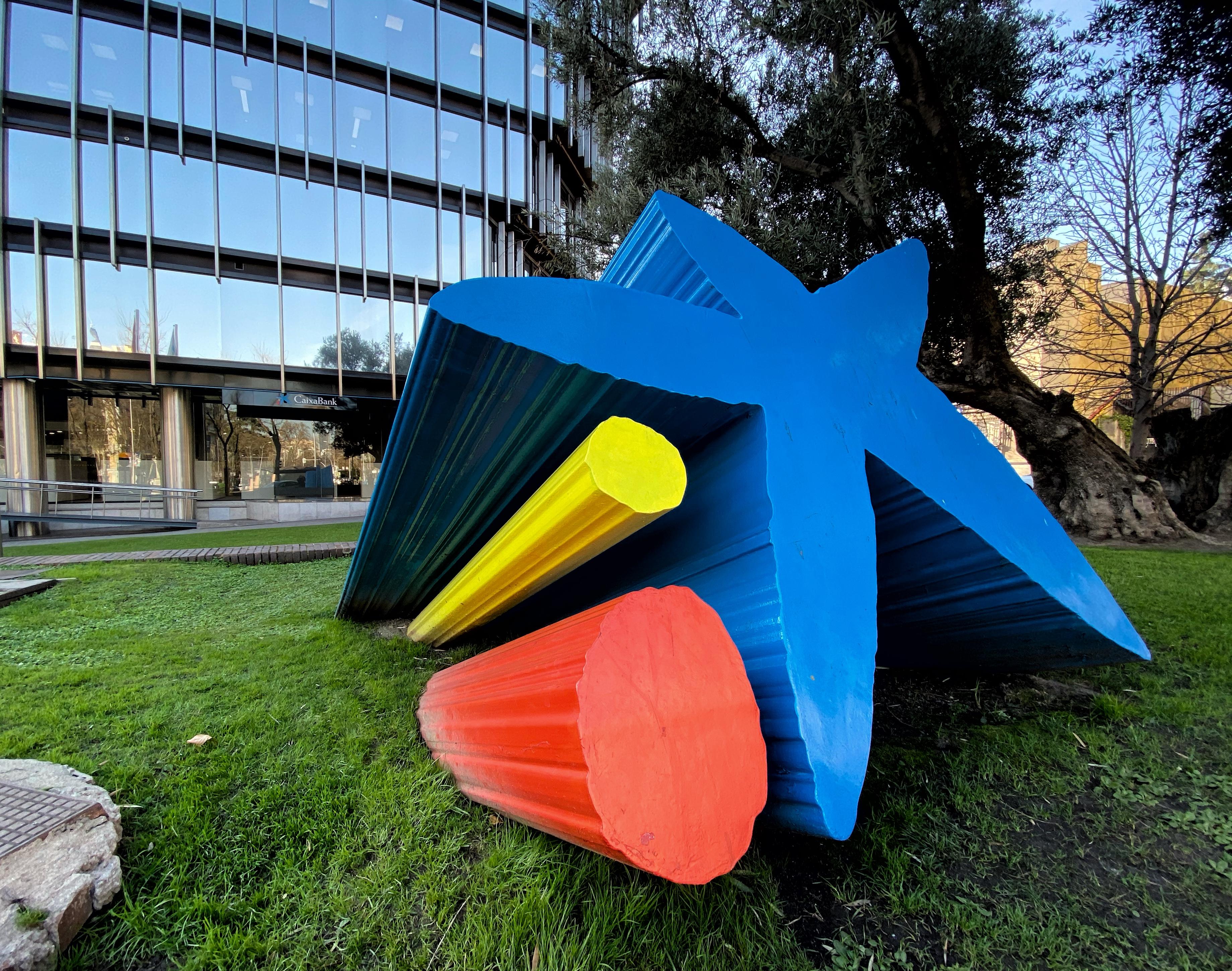 Logo de Caixa Bank junto a la fachada acristalada de la Sede Central Caixa Bank en Madrid - Europa Press