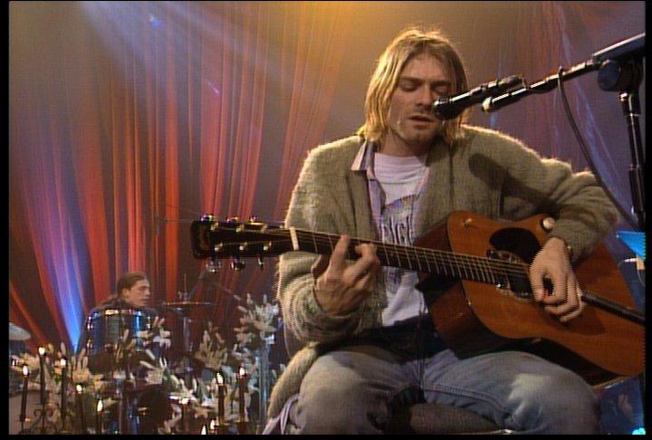 Kurt Cobain en uno de sus míticos 'unplugged' para la MTV. Facebook Nirvana