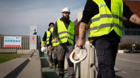 Varios trabajadores con chalecos amarillos. Europa Press