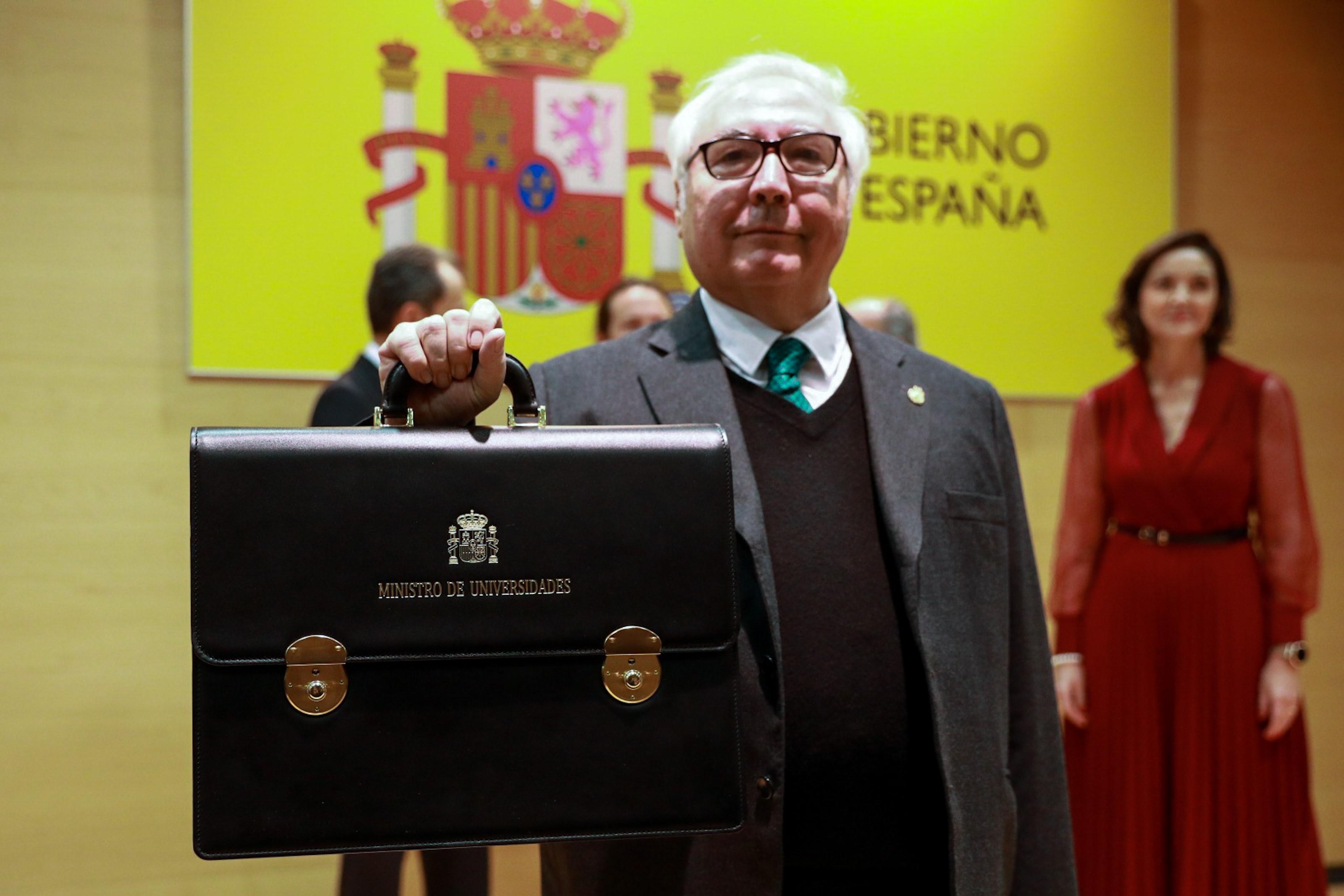El nuevo ministro de Universidades Manuel Castells muestra la cartera de del ministerio de Universidades durante el acto de toma de posesión de los ministros / EuropaPress 