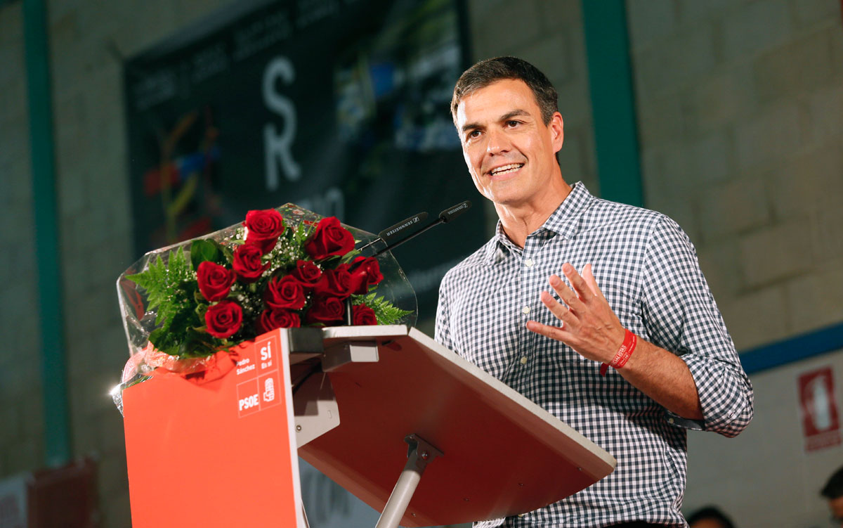 El candidato a las Primarias, Pedro Sánchez, durante su intervención en el mitin celebrado en Elche (Alicante). EFE