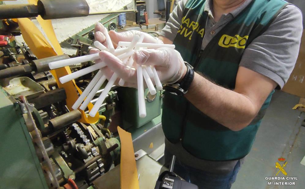 Agentes de la Guardia Civil durante la intervención en la fábrica ilegal de tabaco Agentes de la Guardia Civil durante la intervención en la fábrica ilegal de tabaco