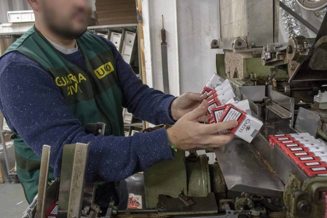 Agentes de la Guardia Civil inspeccionan la fábrica ilegal de tabaco. Guardia Civil