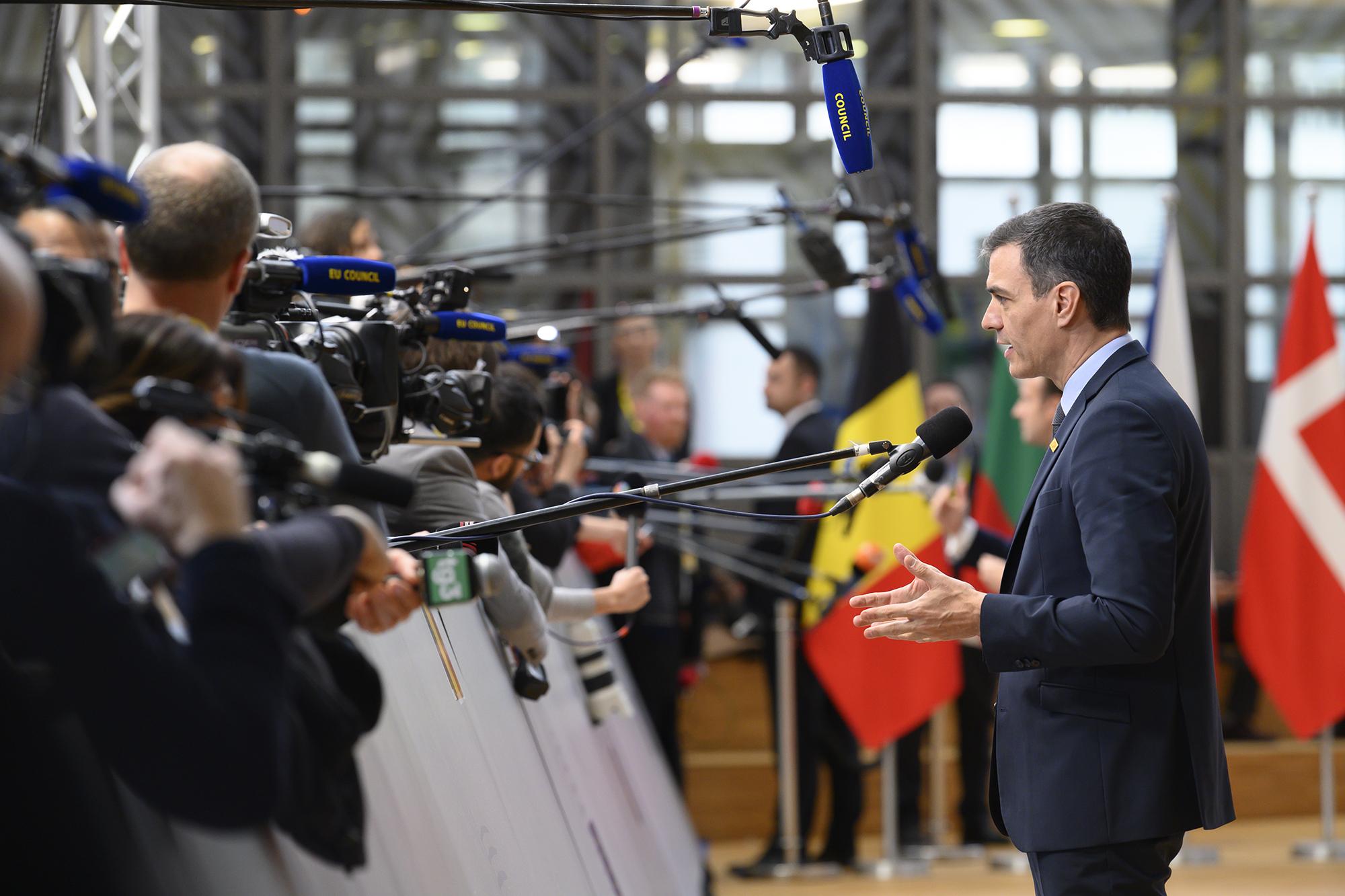 El presidente del Gobierno Pedro Sánchez atiende a los medios de comunicación antes de la reunión del Consejo Europeo 
