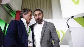 Hermann Tertsch junto a Santiago Abascal. Europa Press