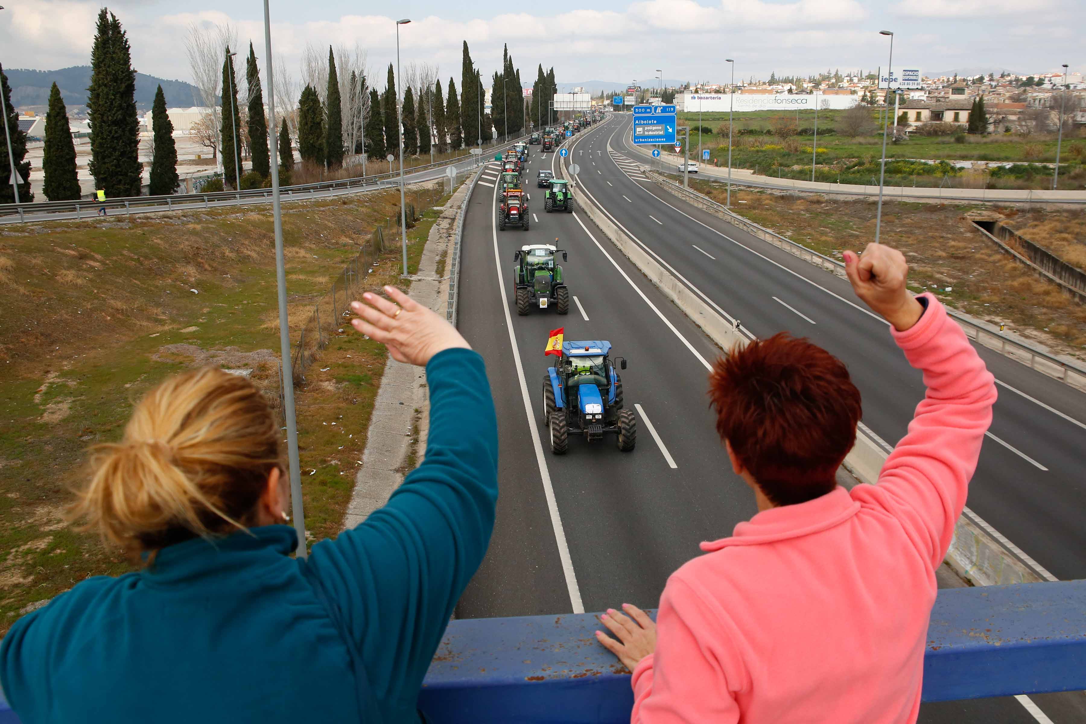 Manifestación de agricultores con tractores a su entrada en Granada
