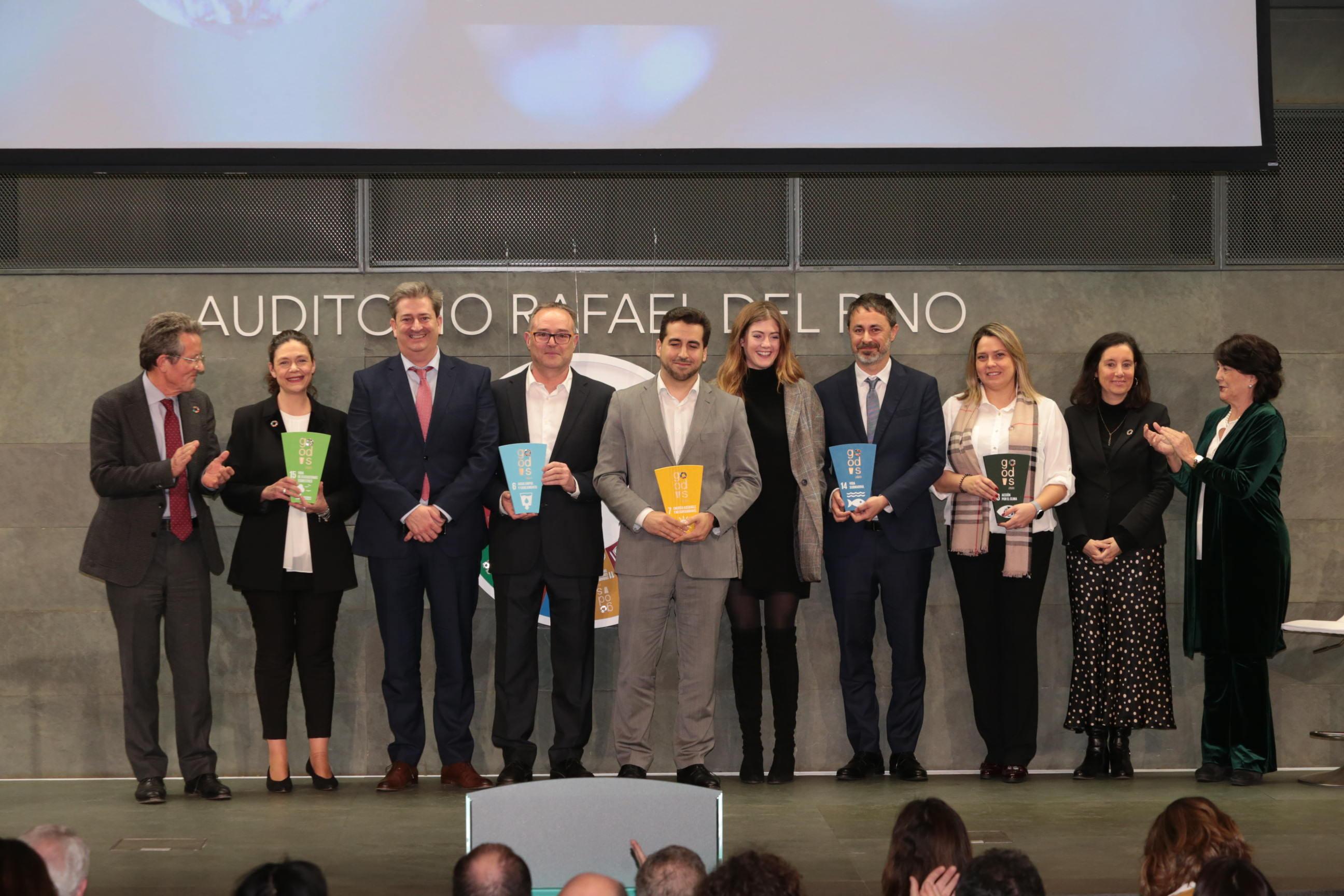 Imagen de los premiados por la Red Española del Pacto Mundial y la Fundación Rafael del Pino, por su contribución a la consecución de los Objetivos de Desarrollo Sostenible (ODS) de las Naciones Unidas y los objetivos de la Agenda 2030