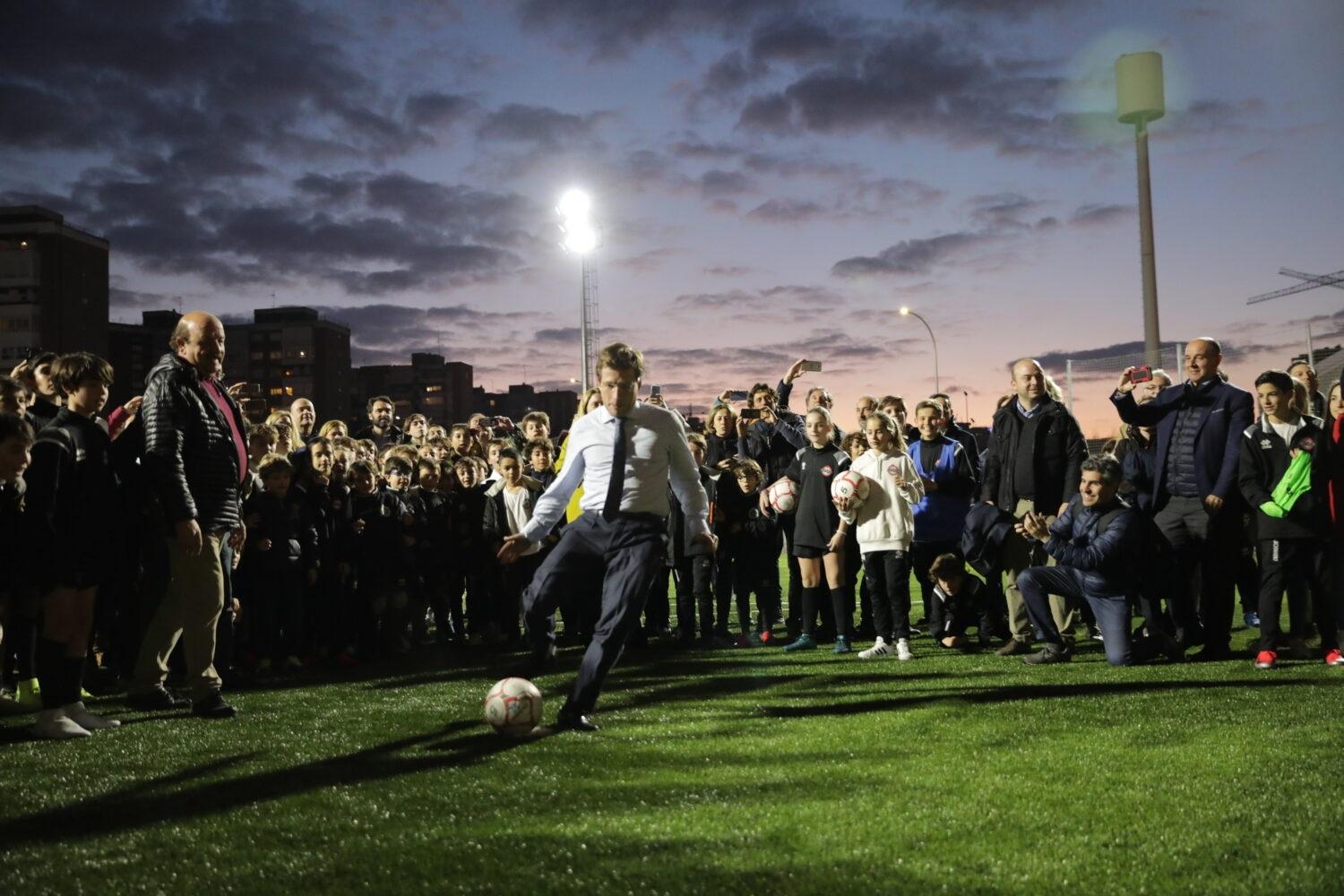 El alcalde de Madird José Luis Martínez Almeida inaugura el nuevo campo de fútbol de Oña Sanchinarro