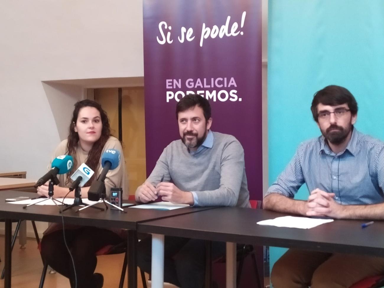 El secretario xeral de Podemos Galicia y diputado de En Común, Antón Gómez Reino, y los parlamentarios de Común da Esquerda Luca Chao y Marcos Cal en una imagen de archivo. 