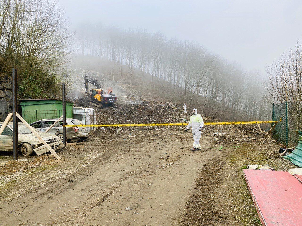 Los operarios trabajan en la pista de acceso a la zona 2 de rescate en el vertedero de Zaldibar 