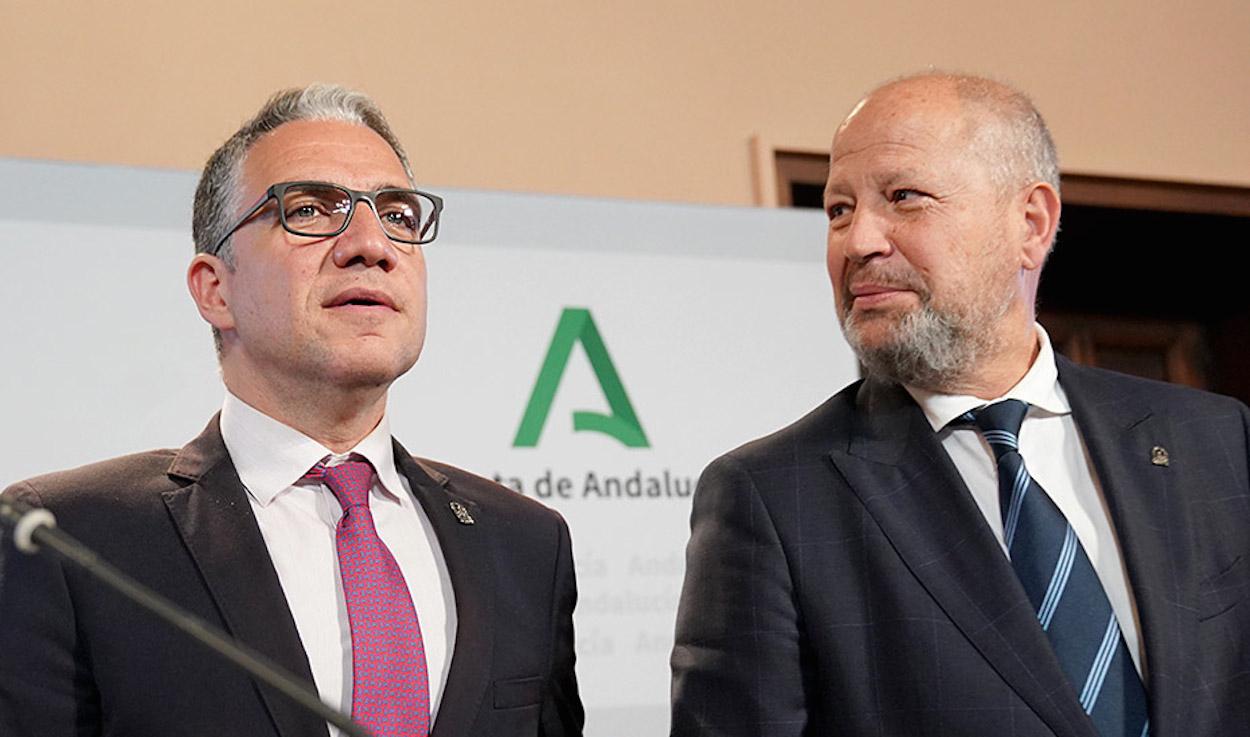 Los consejeros Elías Bendodo y Javier Imbroda presentando esta semana 'el decreto de la discordia'.