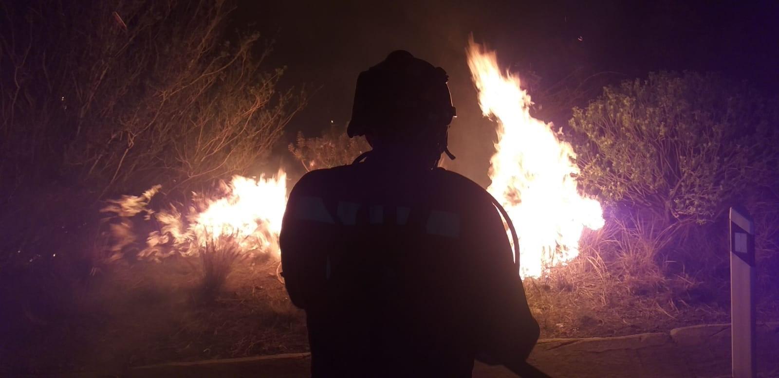 Efectivo de la UME trabajando en las labores de extinción del incendio de Gran Canaria 