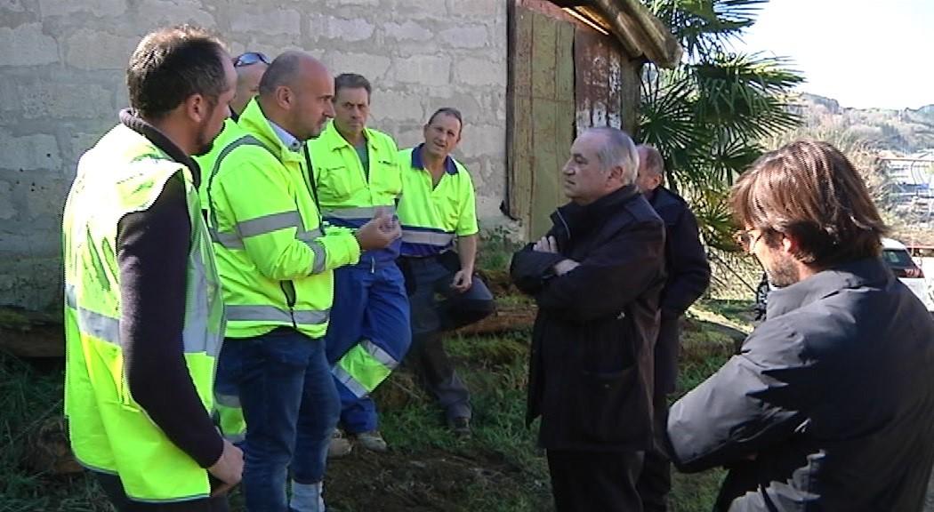 El consejero de Medio Ambiente Iñaki Arriola visita alequipo que trabaja en el vertedero de Zaldibar