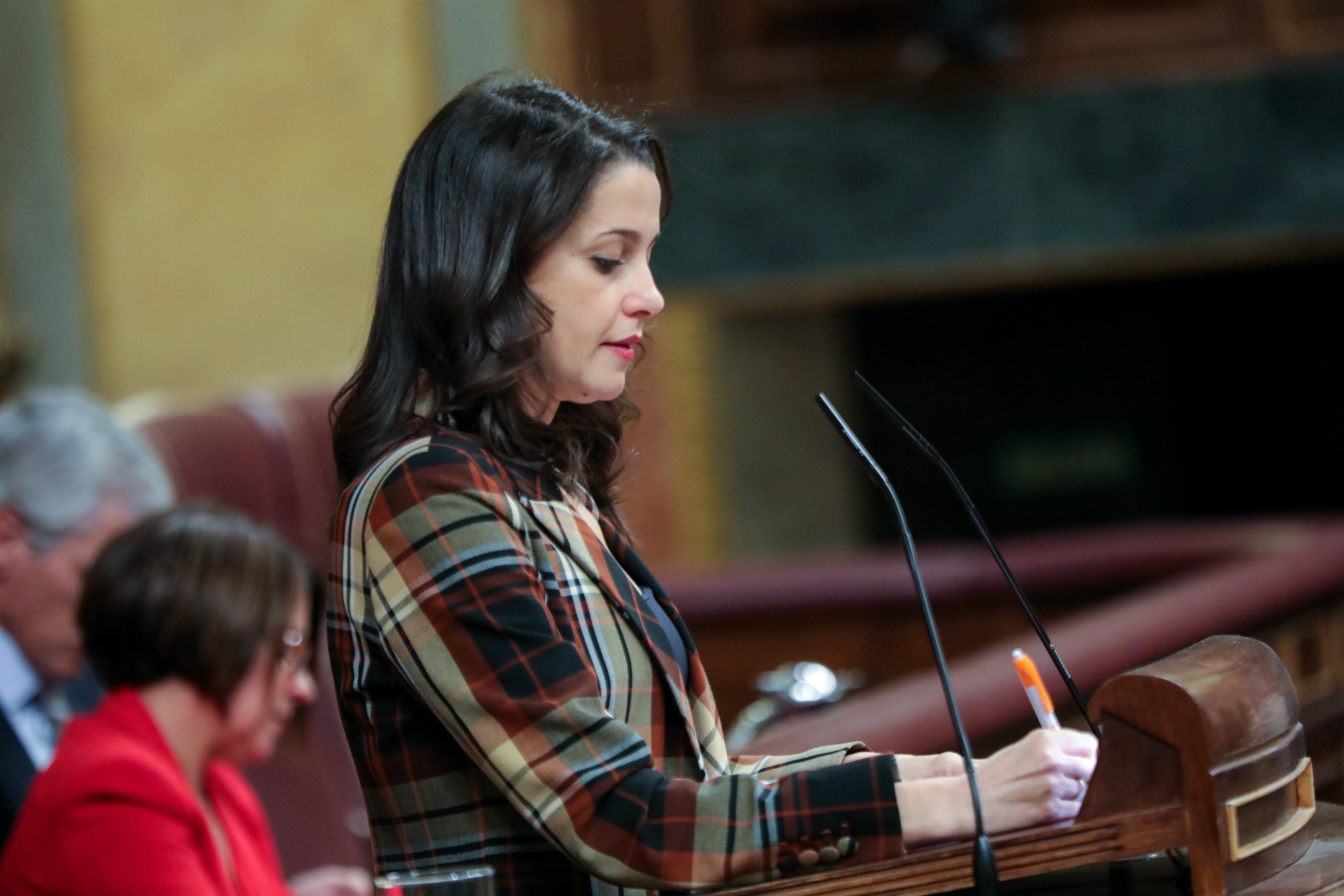 La portavoz de Ciudadanos (Cs) en el Congreso de los Diputados Inés Arrimadas interviene desde la tribuna de la Cámara Baja en la primera sesión del debate de investidura del candidato socialista a la Presidencia de G