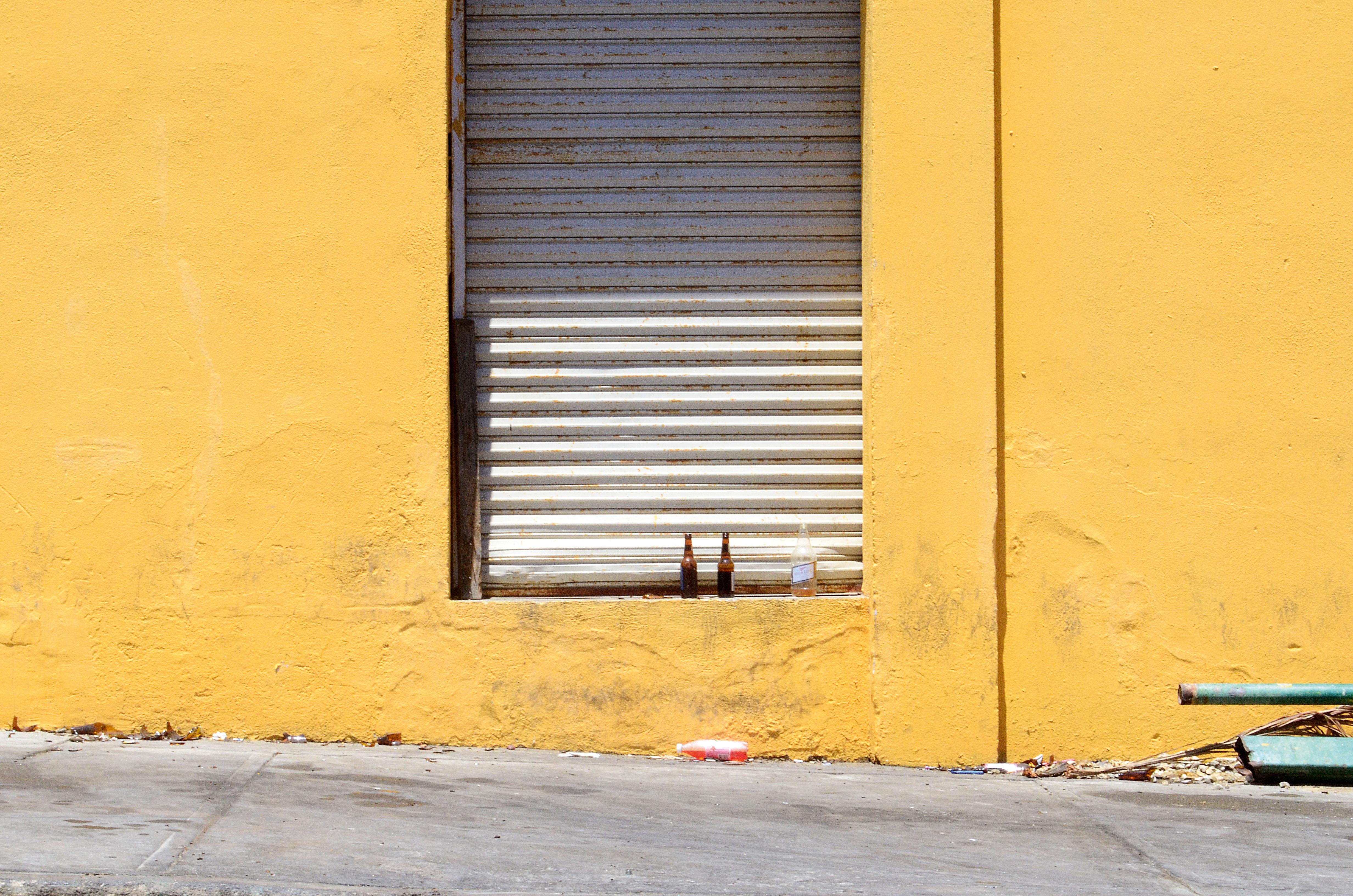 Dos botellas de vidrio sin reciclar en la calle. Max Bohme Unsplash