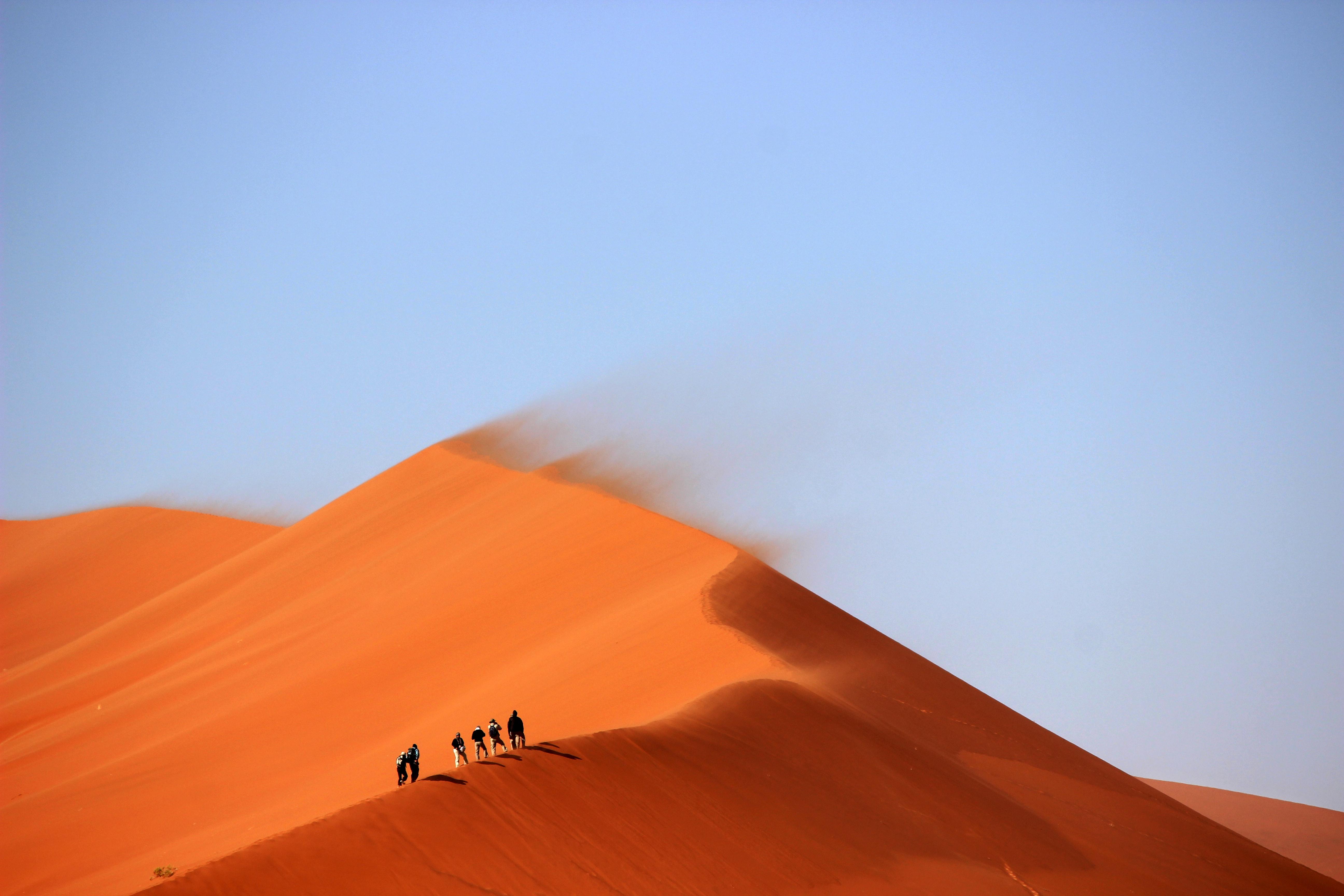 Dunas en el desierto de Libia. Luca Zanon para Unsplash