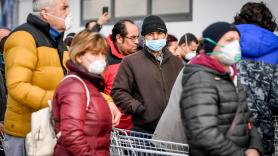 Personas con máscaras hacen cola frente a un supermercado en Casalpusterlengo, Italia, donde se ha detectado la propagación del coronavirus. EP