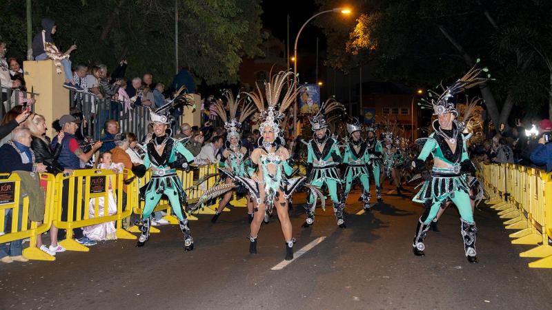 Una bailarina desfila en la cabalgata anunciadora del Carnaval de Santa Cruz de Tenerife el 21 de febrero de 2020 