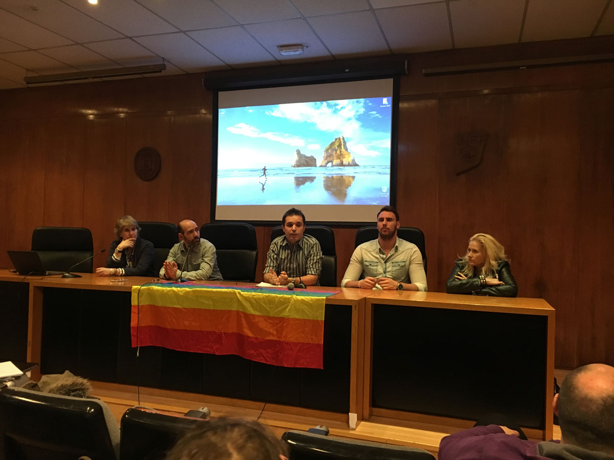 Paloma del Río, Juan Antonio Alcalá, Rubén López, Victor Gutiérrez y Gema Hassen en la charla sobre homofobia en el deporte organizada por Arcópoli