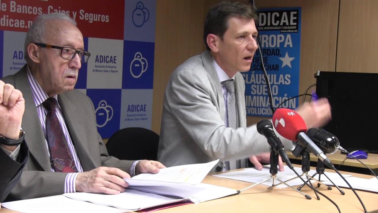 El secretario general de ADICAE, Fernando Herrero Sáez de Eguilaz a la derecha y el presidente de ADICAE, Manuel Pardos, a la izquierda.