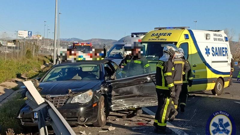 Uno de los vehículos que se ha chocado en el accidente del camión en la A 6 Uno de los vehículos que se ha chocado en el accidente del camión en la A 6