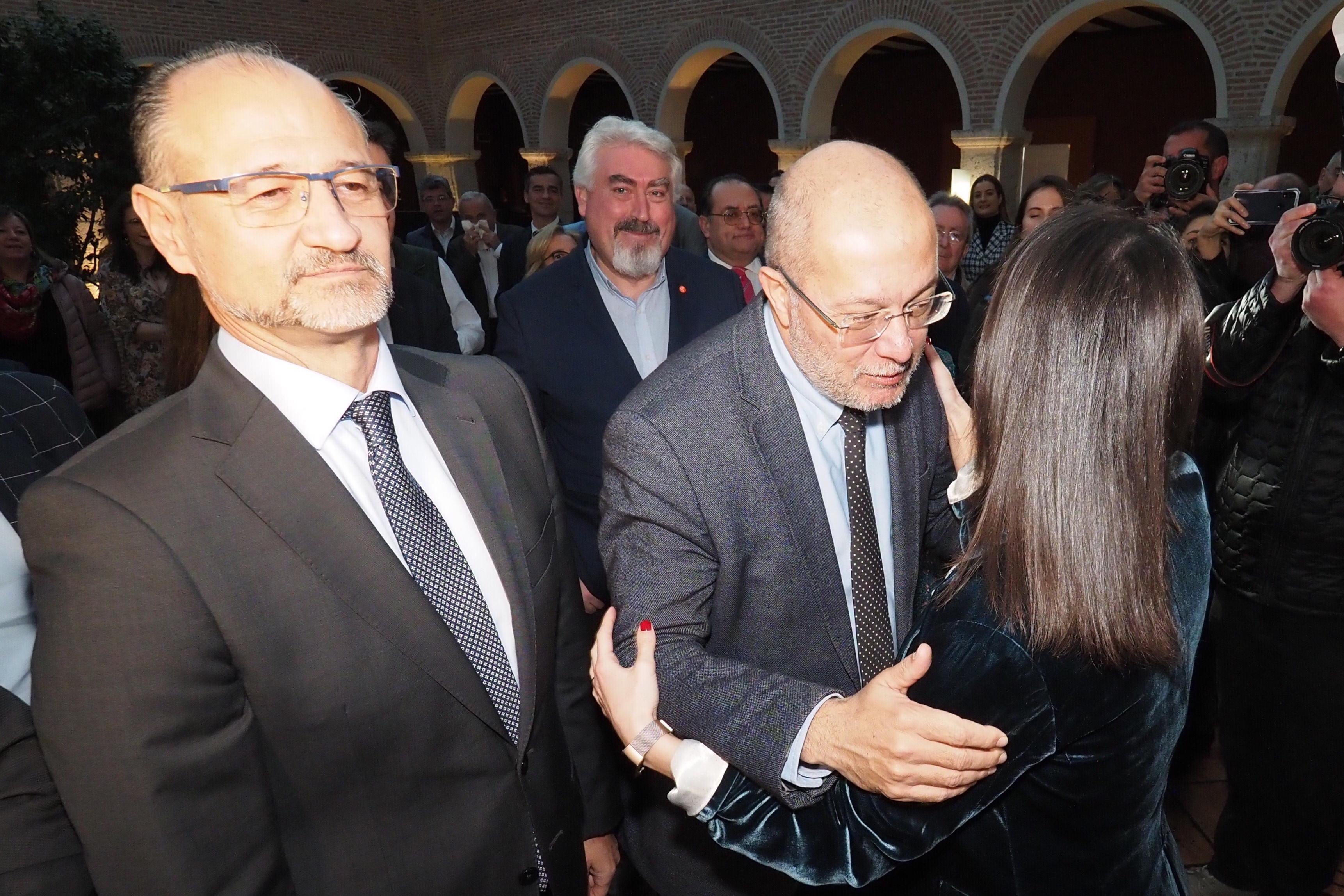 El vicepresidente de Castilla y León Francisco Igea saluda a la portavoz de Ciudadanos al Congreso Inés Arrimadas. Europa Press