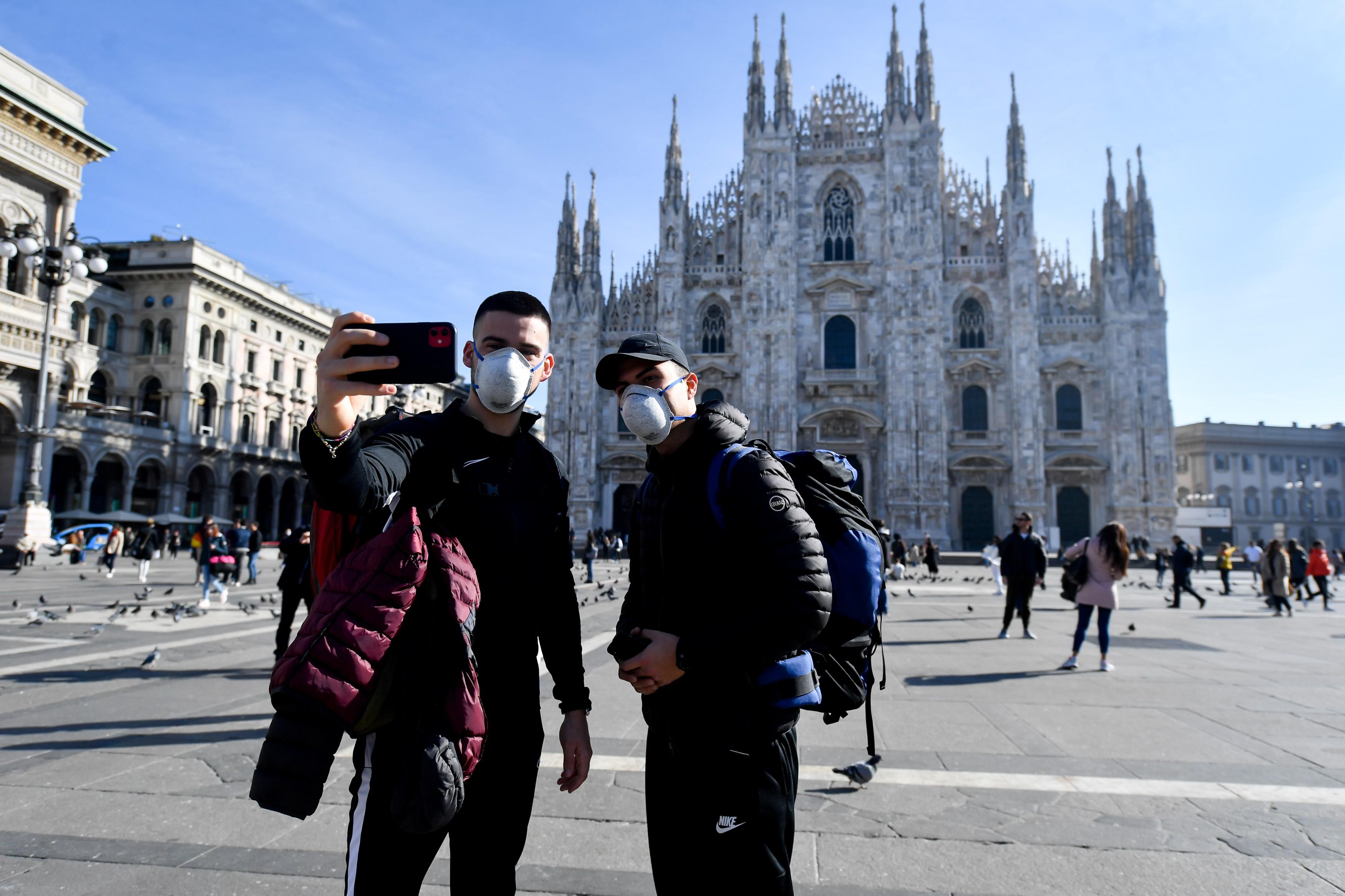 Dos turistas se hacen una foto en Milán / EUROPAPRESS