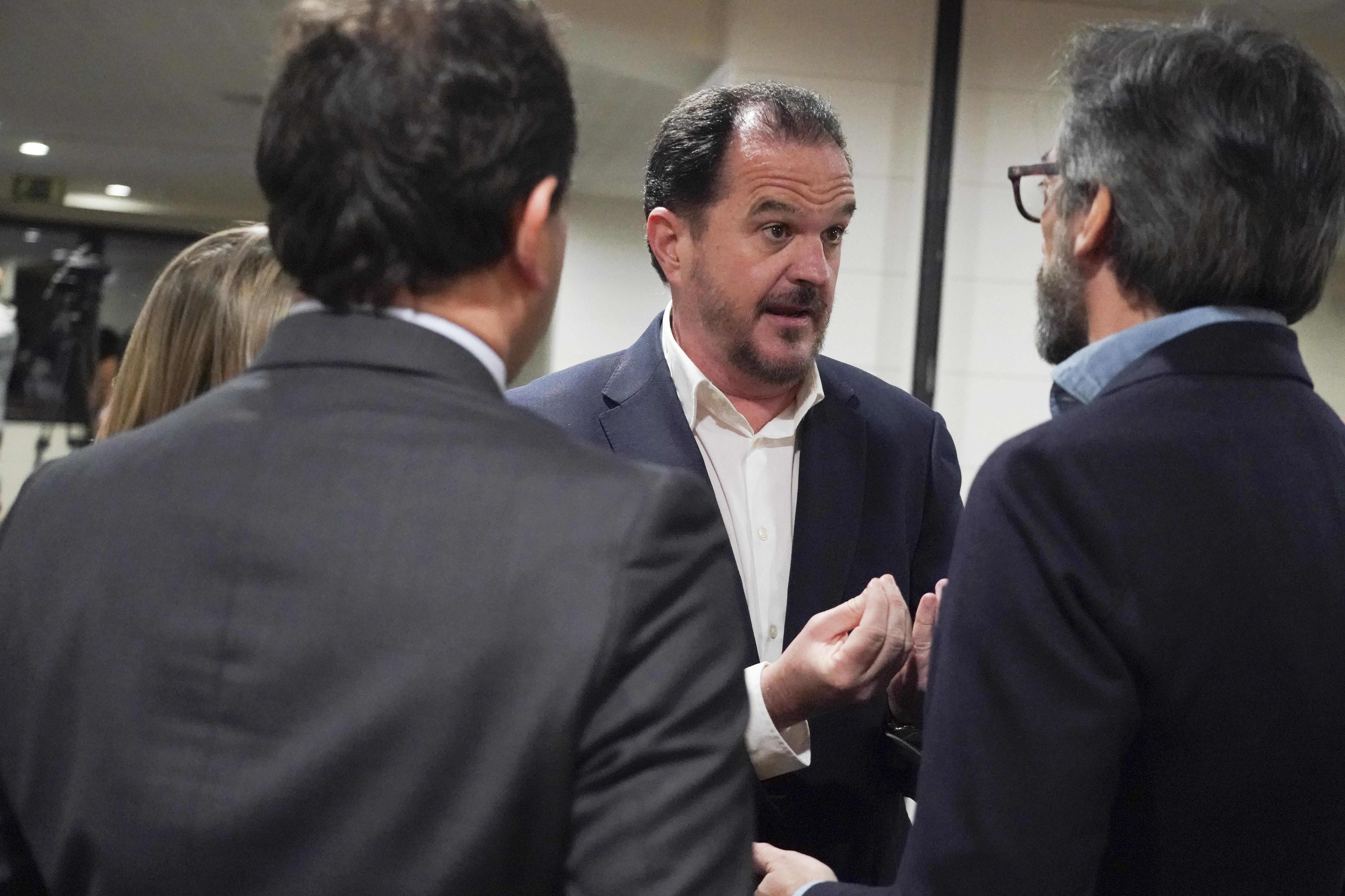 El antiguo secretario general de los populares vascos Carlos Iturgaiz (i) momentos antes del inicio de la conferencia 'El fortalecimiento de España en el País Vasco'. Europa Press.