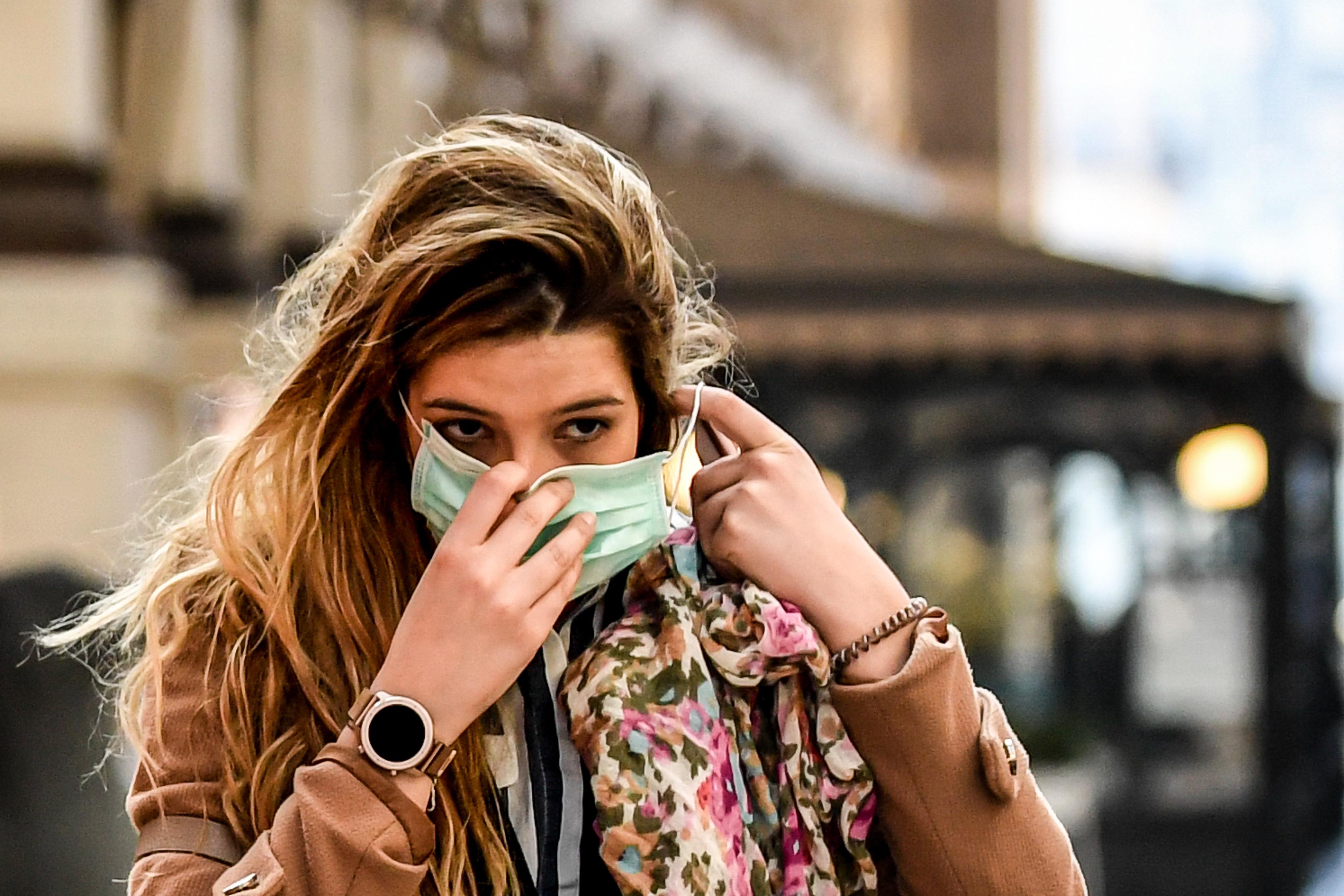 Una mujer con una mascarilla / EuropaPress