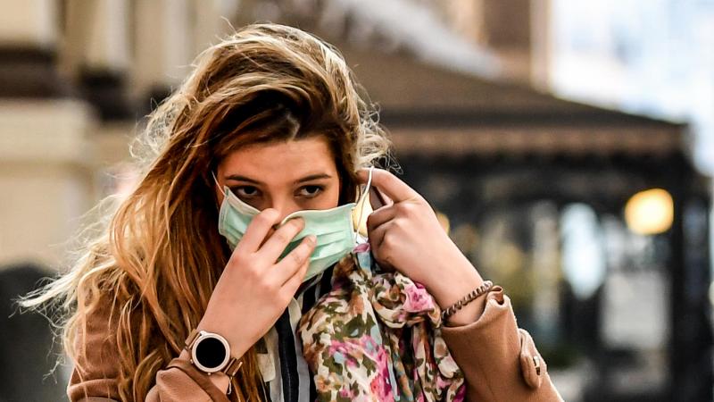 Una mujer con una mascarilla / EuropaPress