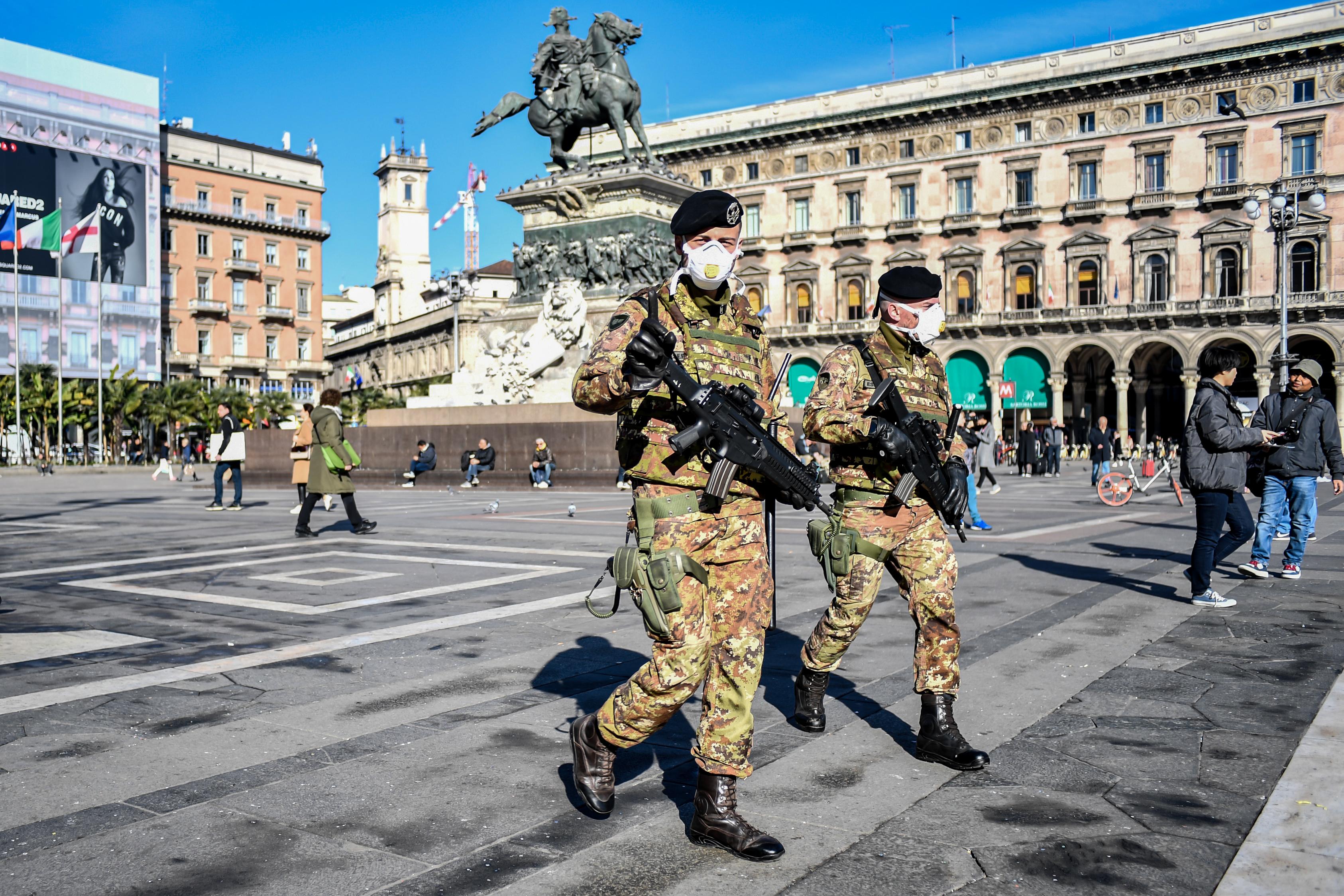 Dos militares italianos, con mascarillas en Italia