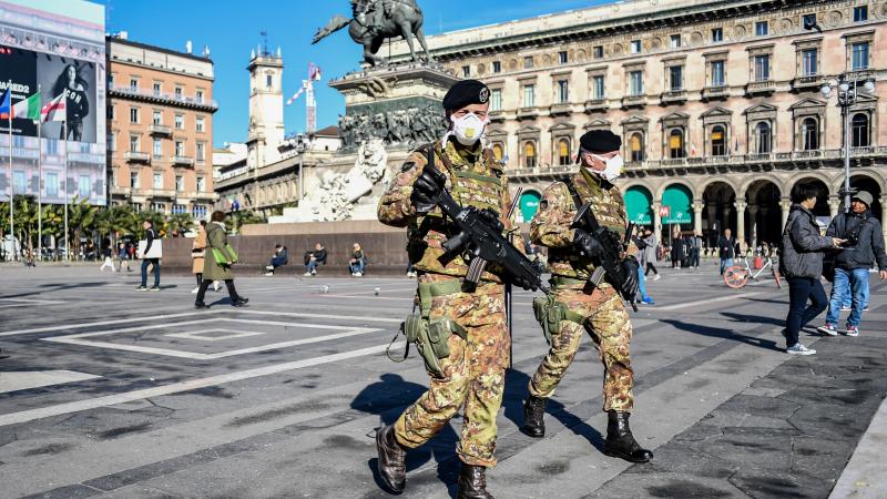 Dos militares italianos, con mascarillas en Italia