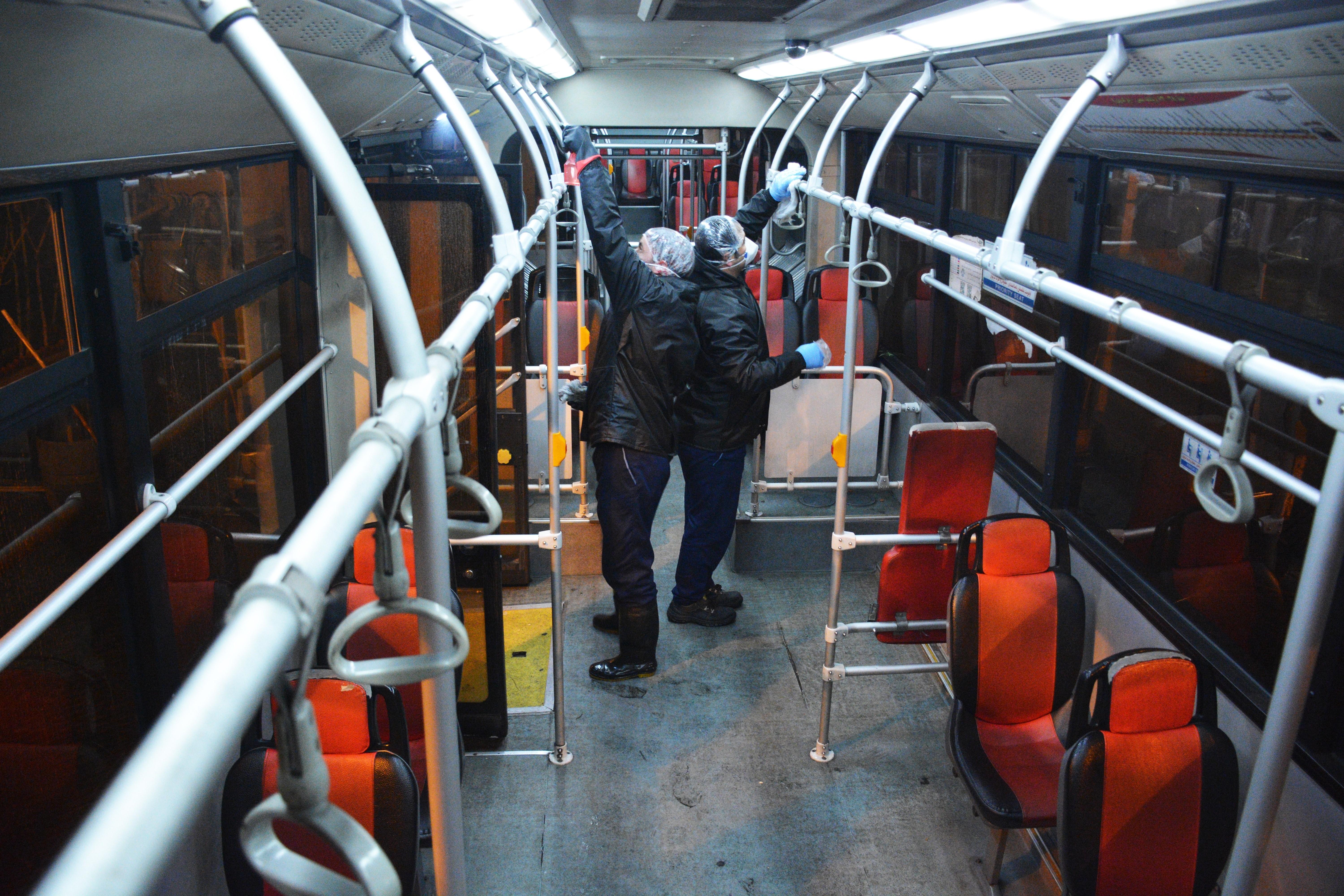 Desinfectando un autobús en el aeropuerto de Tehran, Irán 