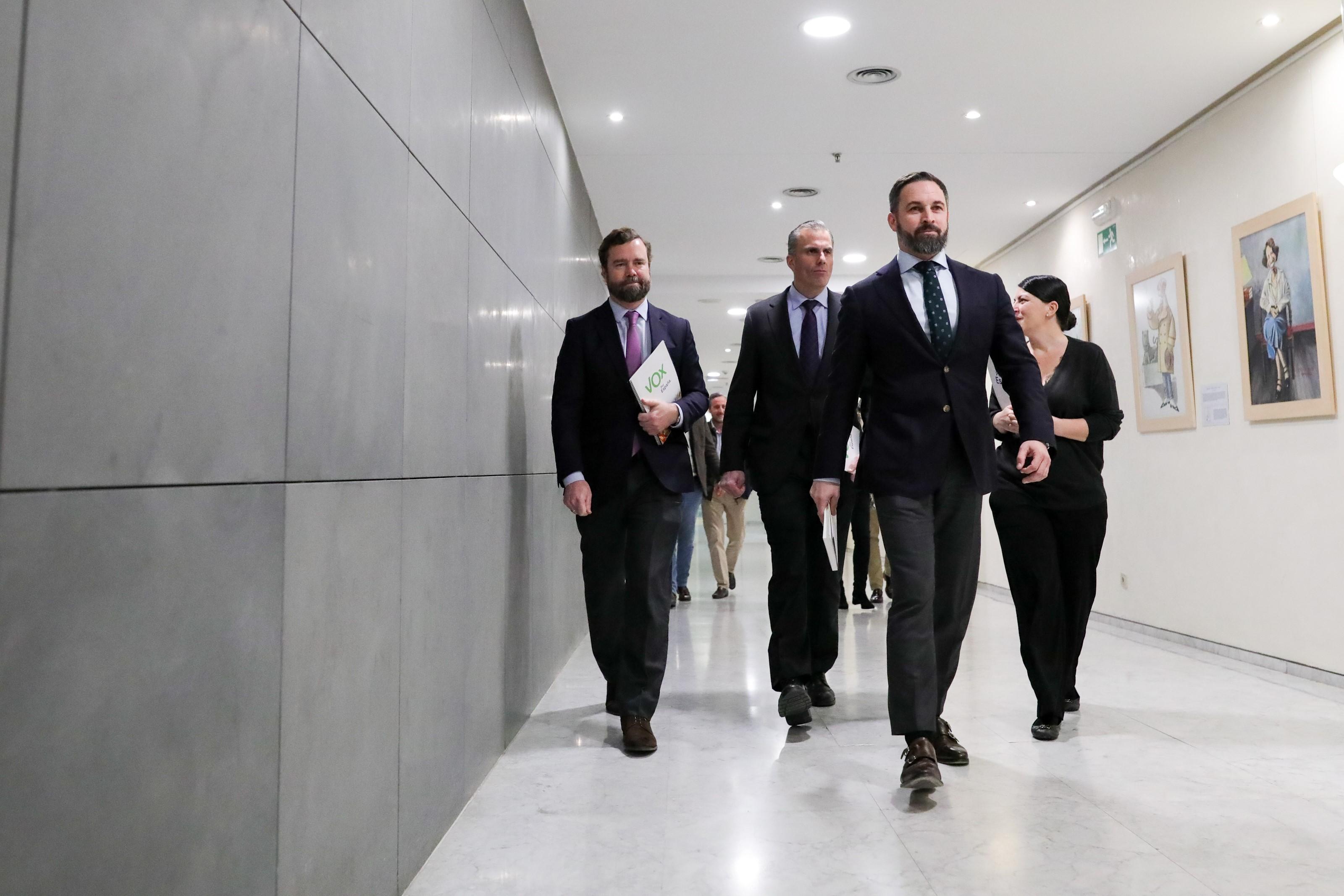 Santiago Abascal y su núcleo fuerte en los pasillos del Congreso de los Diputados. EP