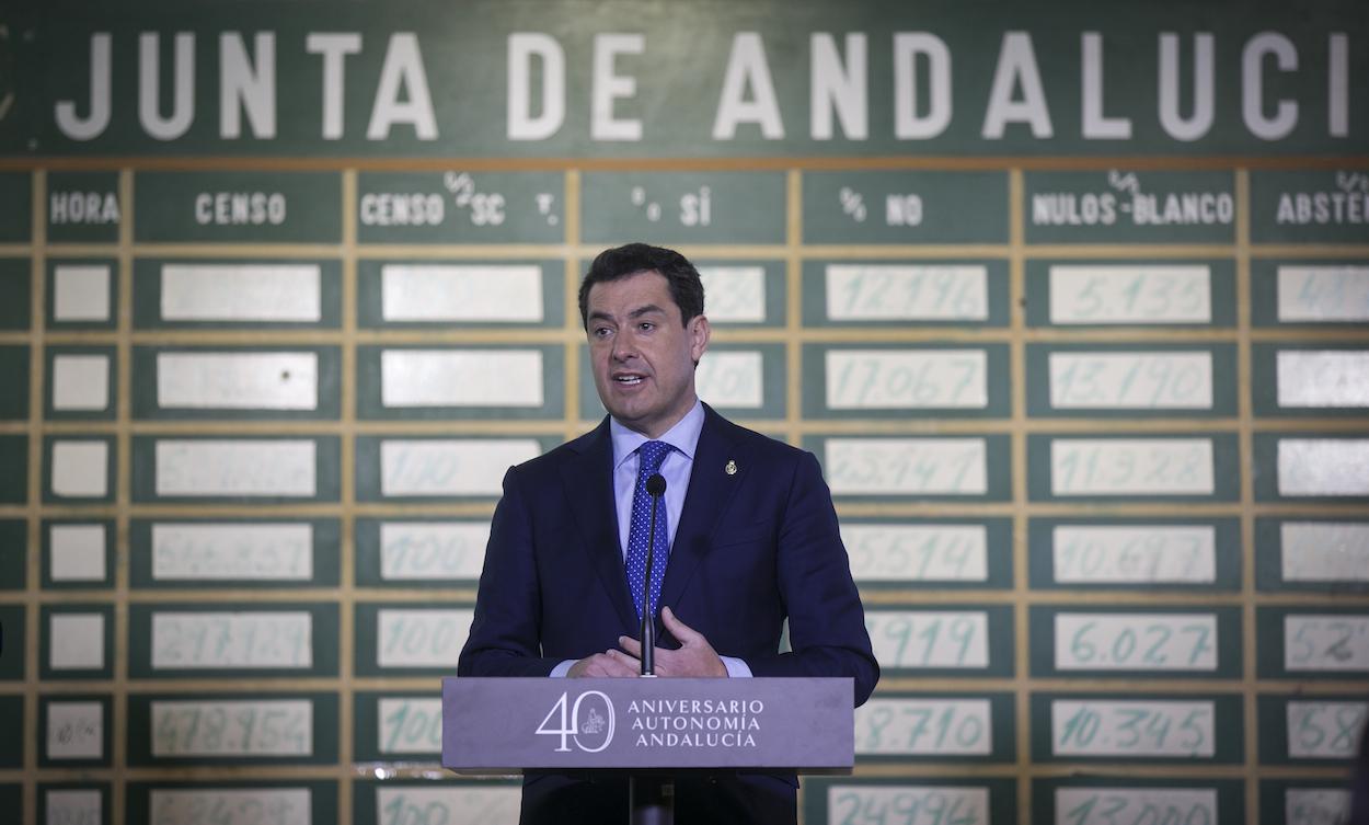 Juanma Moreno, en la rueda de prensa tras el Consejo de Gobierno. MARÍA JOSÉ LÓPEZ/EP