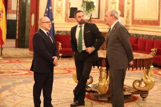 Santiago Abascal con Francisco José Alcaraz y Dioego Salvá los diputados de Vox con familiares asesinados por ETA