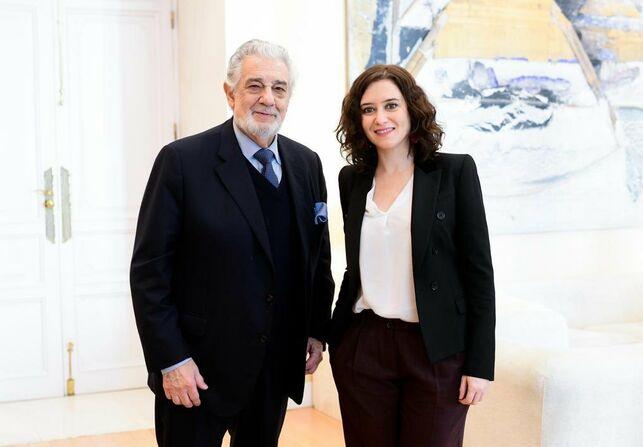 Isabel Díaz Ayuso con Plácido Domingo en su visita al belén de la Puerta del Sol.