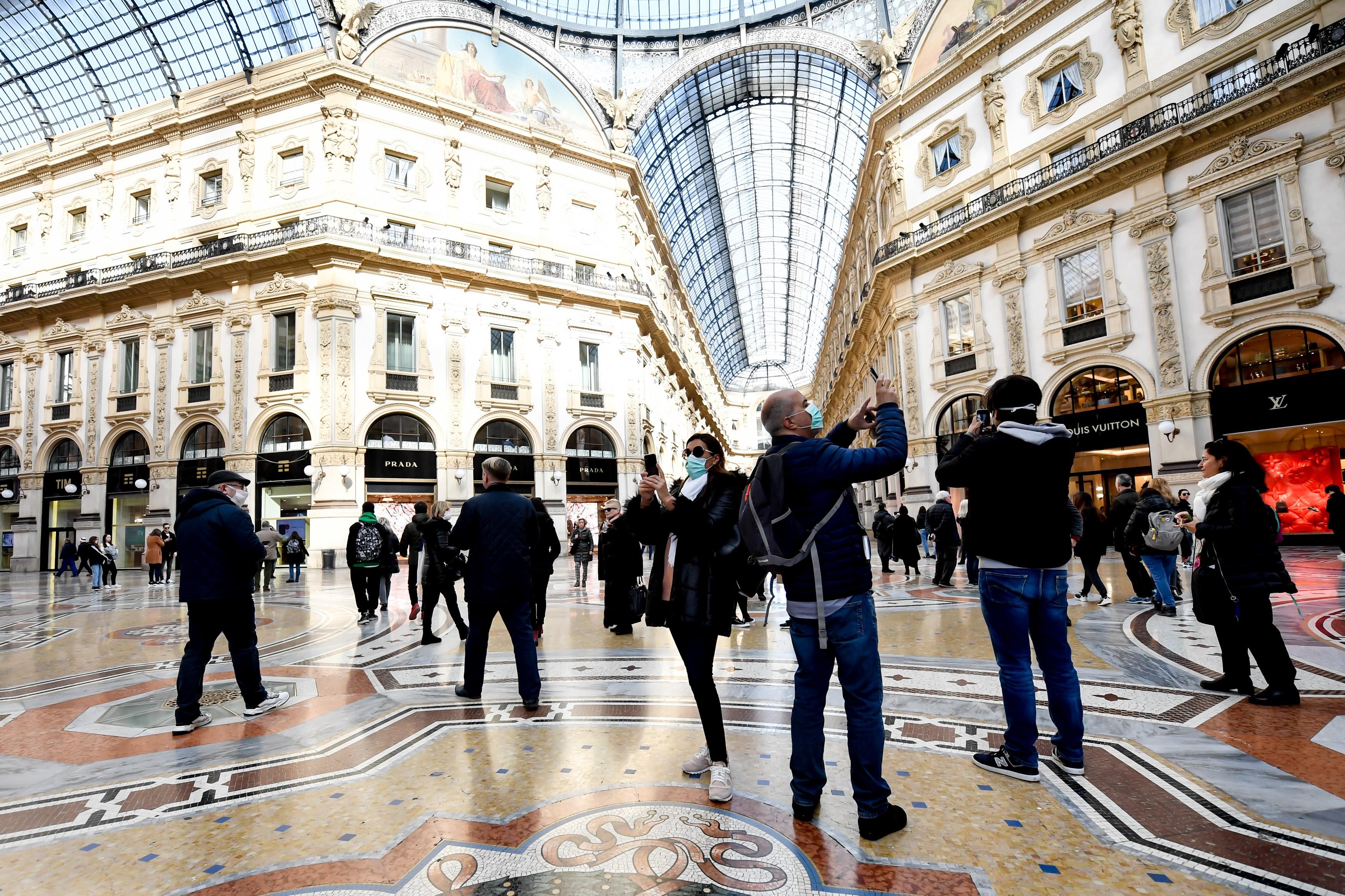 Turistas en Milán con mascarillas para evitar contagios por coronavirus. Europa Press.