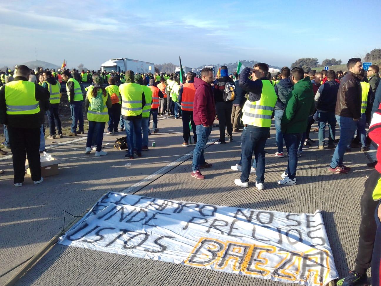 El sector olivarero de Jaén corta la A 4 por la crisis del campo - Fuente: SAT Jaén