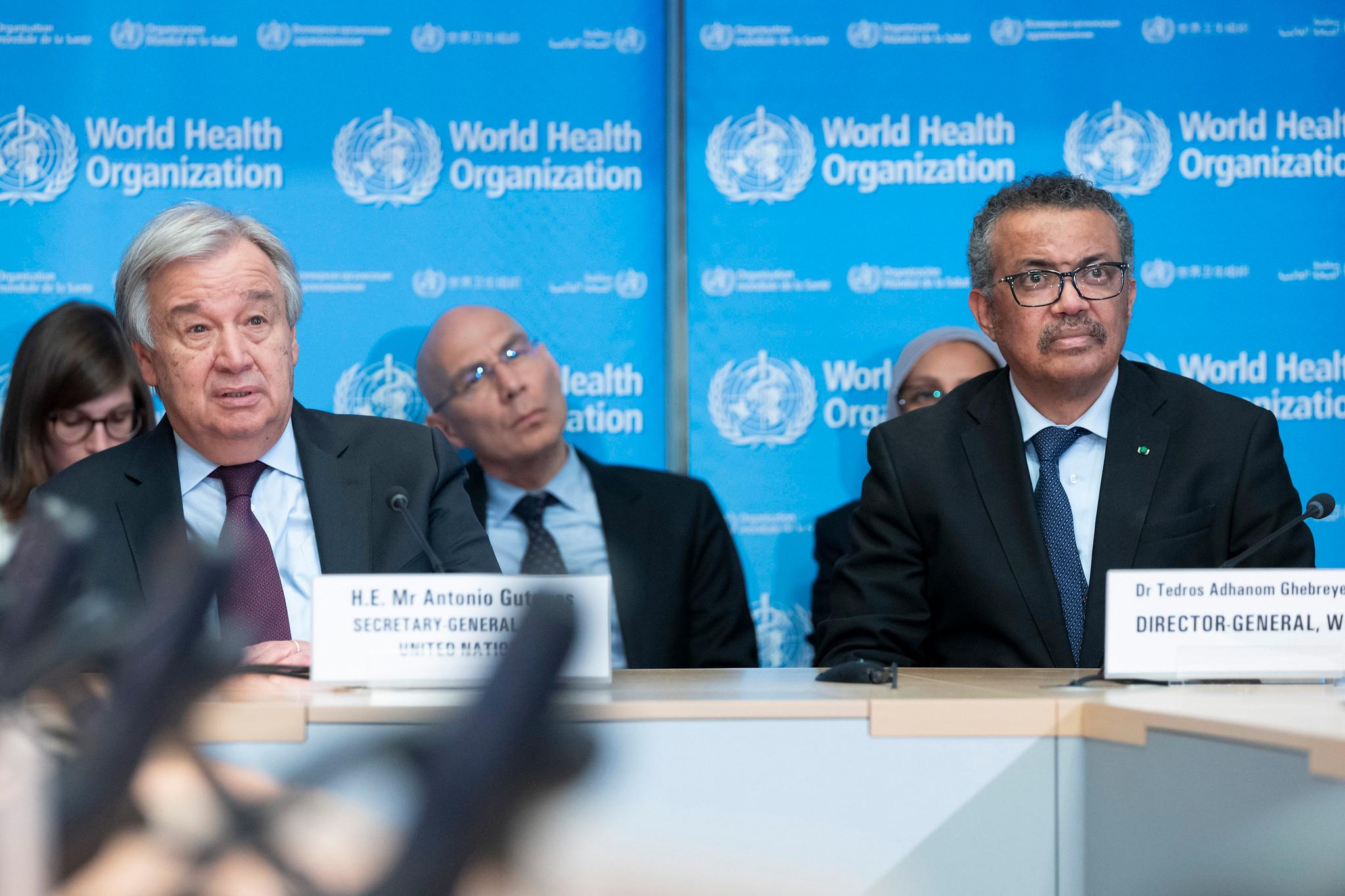 El secretario general de la ONU, Antonio Guterres (i), y el director de la OMS, Tedros Adhanom Ghebreyesus, informan sobre la epidemia del coronavirus. Foto: Jean Marc Ferre