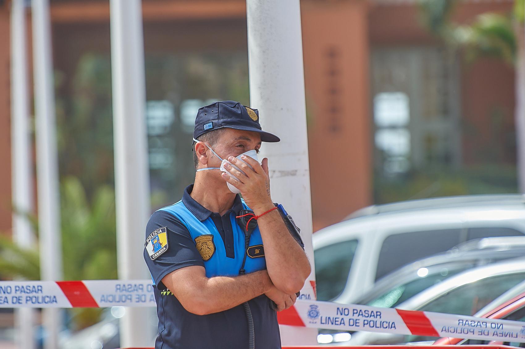 Un policía precinta el Hotel Adeje con mascarilla