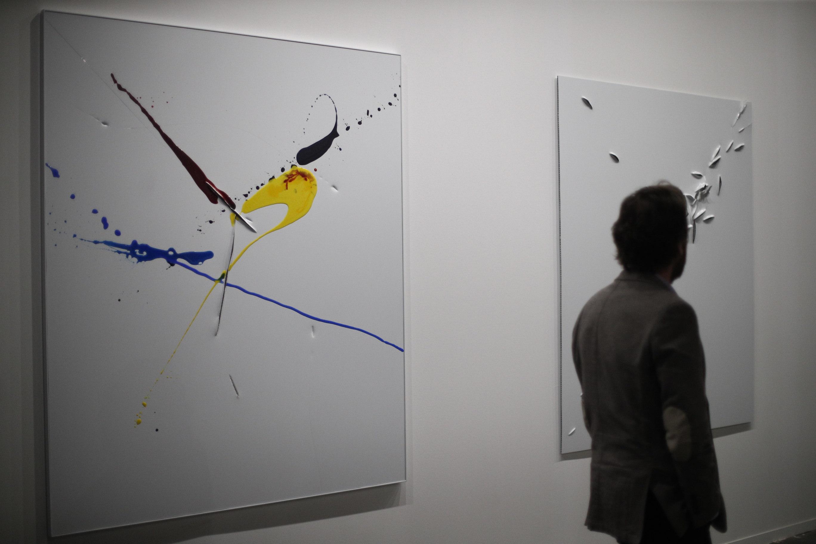 Un visitante contempla una de las obras expuestas en la 38ª edición de la Feria Internacional de Arte Contemporáneo ARCOmadrid